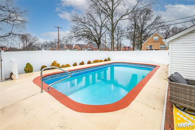 5689 Pernod Avenue, St Louis, MO 63139