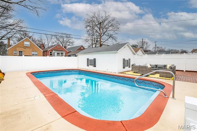 5689 Pernod Avenue, St Louis, MO 63139