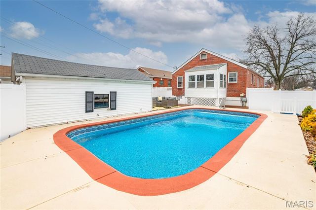 5689 Pernod Avenue, St Louis, MO 63139