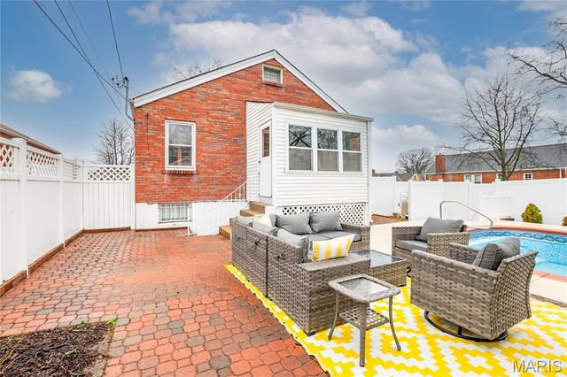 5689 Pernod Avenue, St Louis, MO 63139