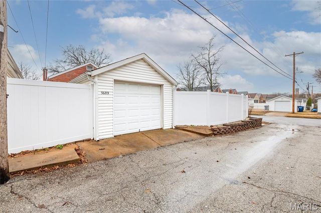 5689 Pernod Avenue, St Louis, MO 63139