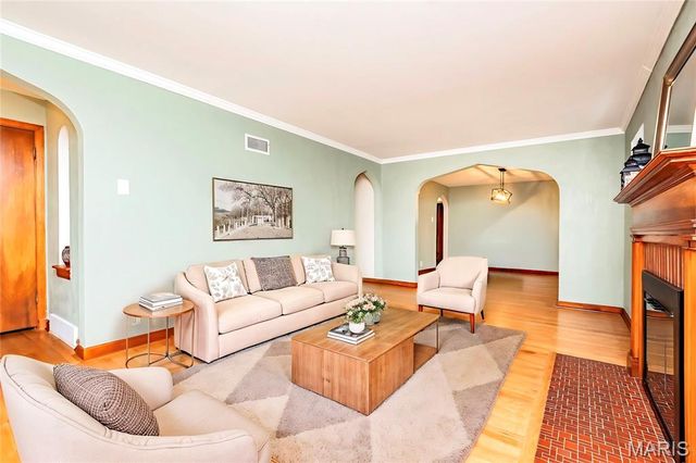 5689 Pernod Avenue, St Louis, MO 63139