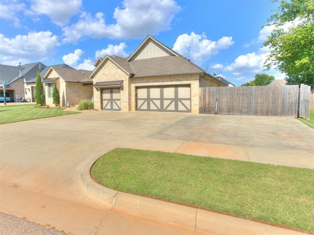 4304 Bridge Wood Lane, Oklahoma City, OK 73179