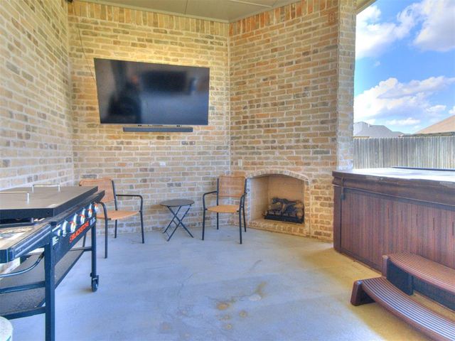 4304 Bridge Wood Lane, Oklahoma City, OK 73179