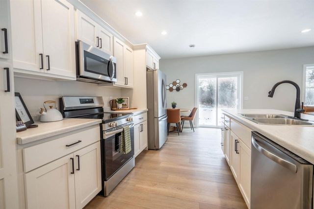 126 BENNINGTON COURT, Plover, WI 54467