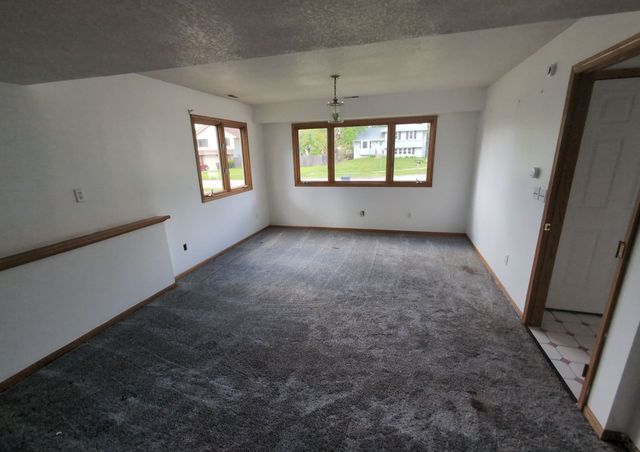201 E Caulder Circle, Des Moines, IA 50315