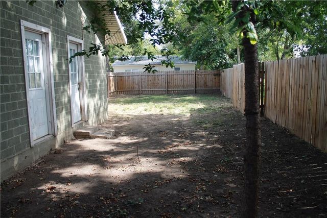 906 Haysel ST, Bastrop, TX 78602