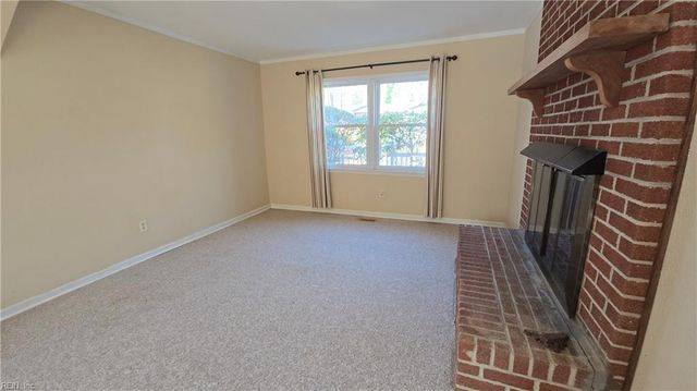 8 Bonnie LN, Newport News, VA 23606