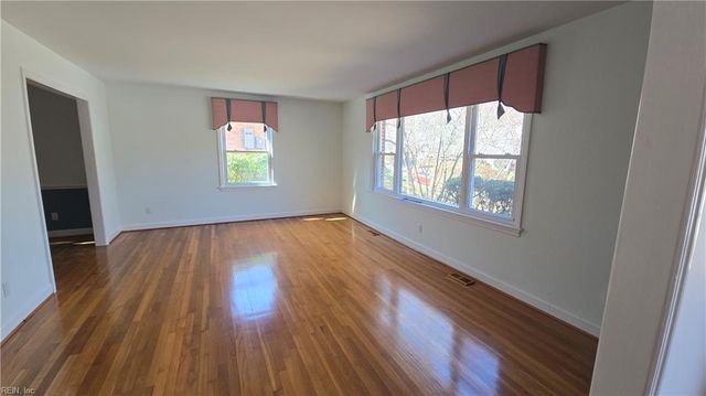 8 Bonnie LN, Newport News, VA 23606