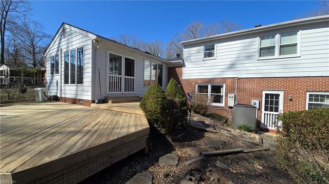 8 Bonnie LN, Newport News, VA 23606