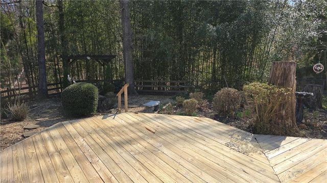 8 Bonnie LN, Newport News, VA 23606