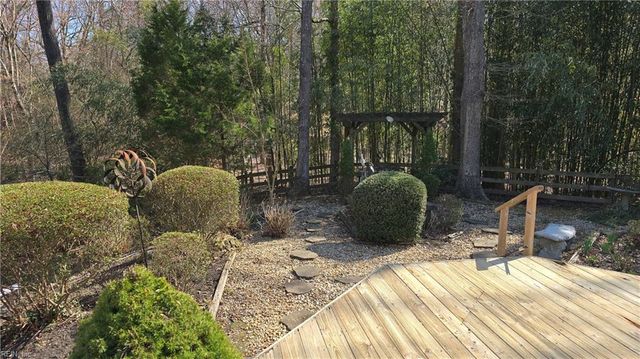 8 Bonnie LN, Newport News, VA 23606