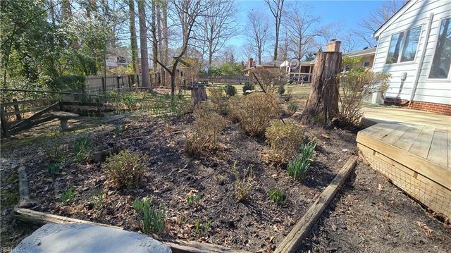 8 Bonnie LN, Newport News, VA 23606