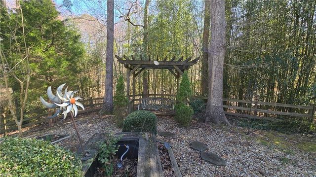 8 Bonnie LN, Newport News, VA 23606