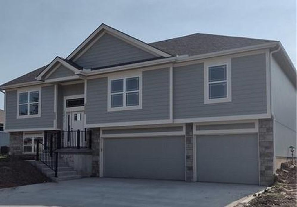1415 Norfolk Drive, Harrisonville, MO 64701