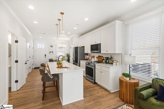 9 Hawthorne Lane Unit 105, Greenville, SC 29615