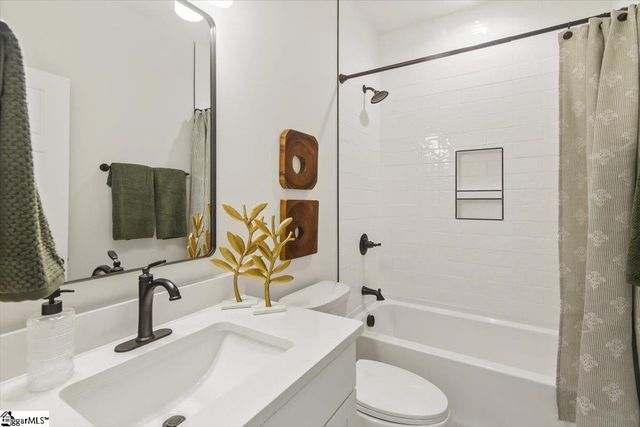 9 Hawthorne Lane Unit 105, Greenville, SC 29615