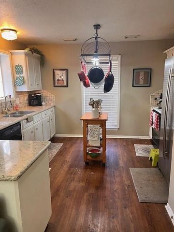 208 Westridge Drive, Huntsville, TX 77340