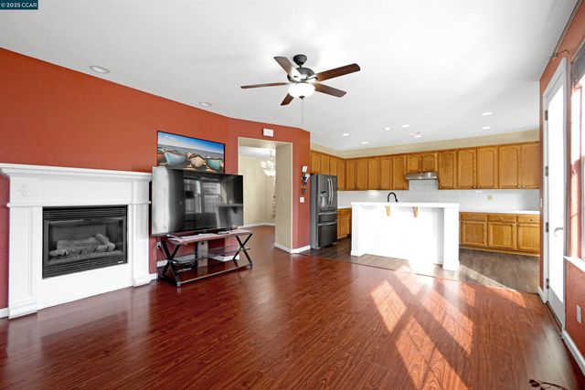 5700 Oakmont Dr, Richmond, CA 94806