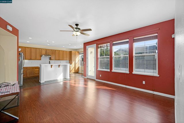 5700 Oakmont Dr, Richmond, CA 94806