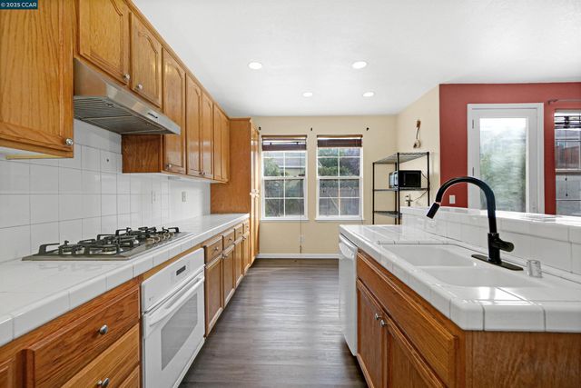 5700 Oakmont Dr, Richmond, CA 94806