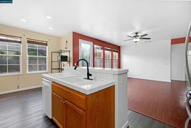 5700 Oakmont Dr, Richmond, CA 94806