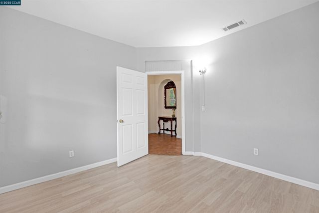 5700 Oakmont Dr, Richmond, CA 94806