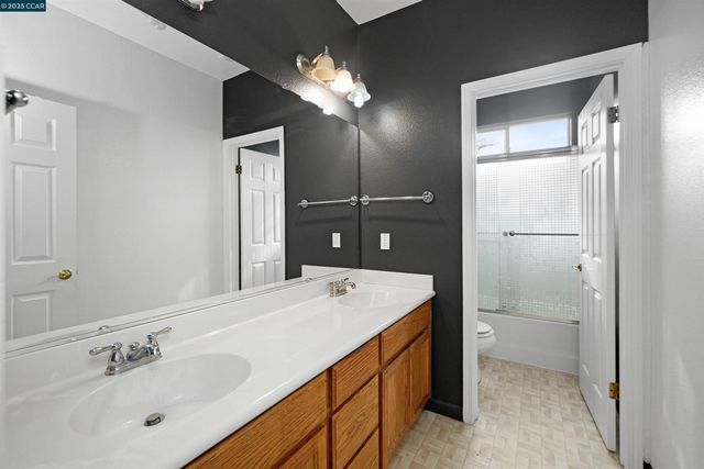 5700 Oakmont Dr, Richmond, CA 94806