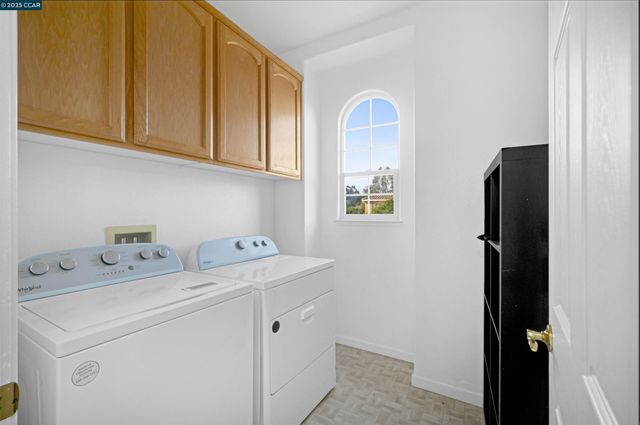 5700 Oakmont Dr, Richmond, CA 94806