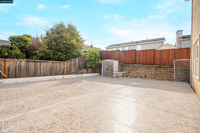 5700 Oakmont Dr, Richmond, CA 94806