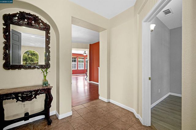 5700 Oakmont Dr, Richmond, CA 94806