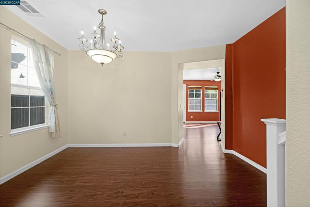 5700 Oakmont Dr, Richmond, CA 94806