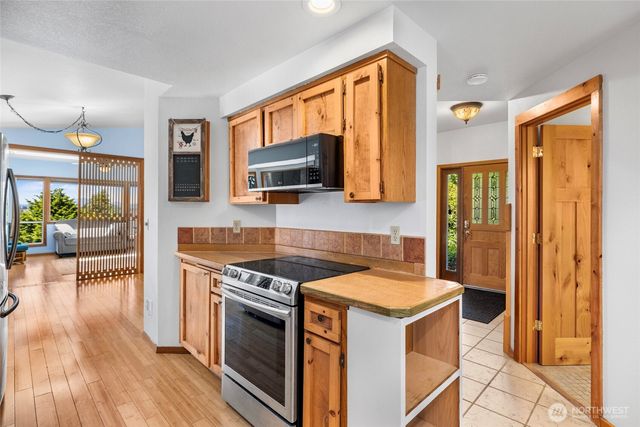 801 N Waugh Road, Mount Vernon, WA 98273