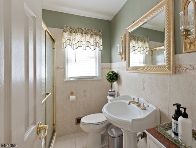 36 Northern Dr, Fair Lawn Boro, NJ 07410