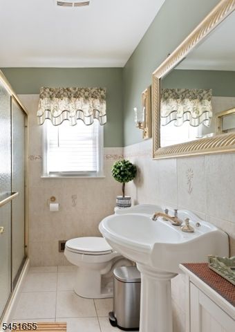 36 Northern Dr, Fair Lawn Boro, NJ 07410