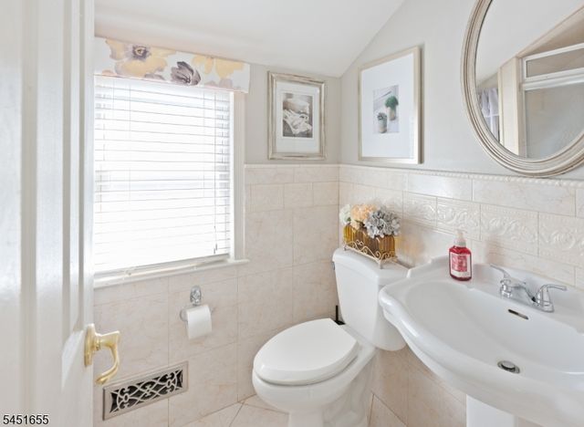 36 Northern Dr, Fair Lawn Boro, NJ 07410
