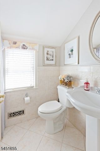 36 Northern Dr, Fair Lawn Boro, NJ 07410