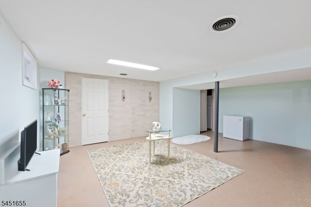 36 Northern Dr, Fair Lawn Boro, NJ 07410
