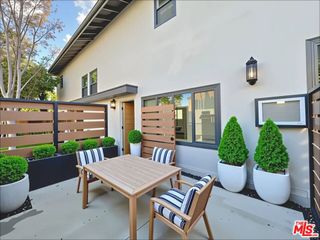 901 S Barrington Avenue, Los Angeles, CA 90049