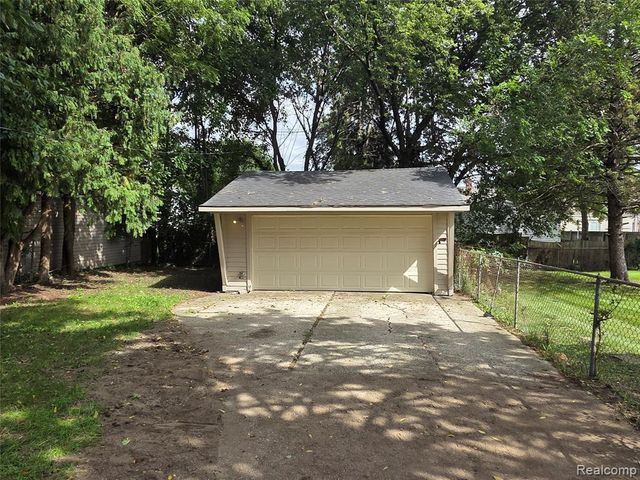 7250 Dolphin, Redford, MI 48239