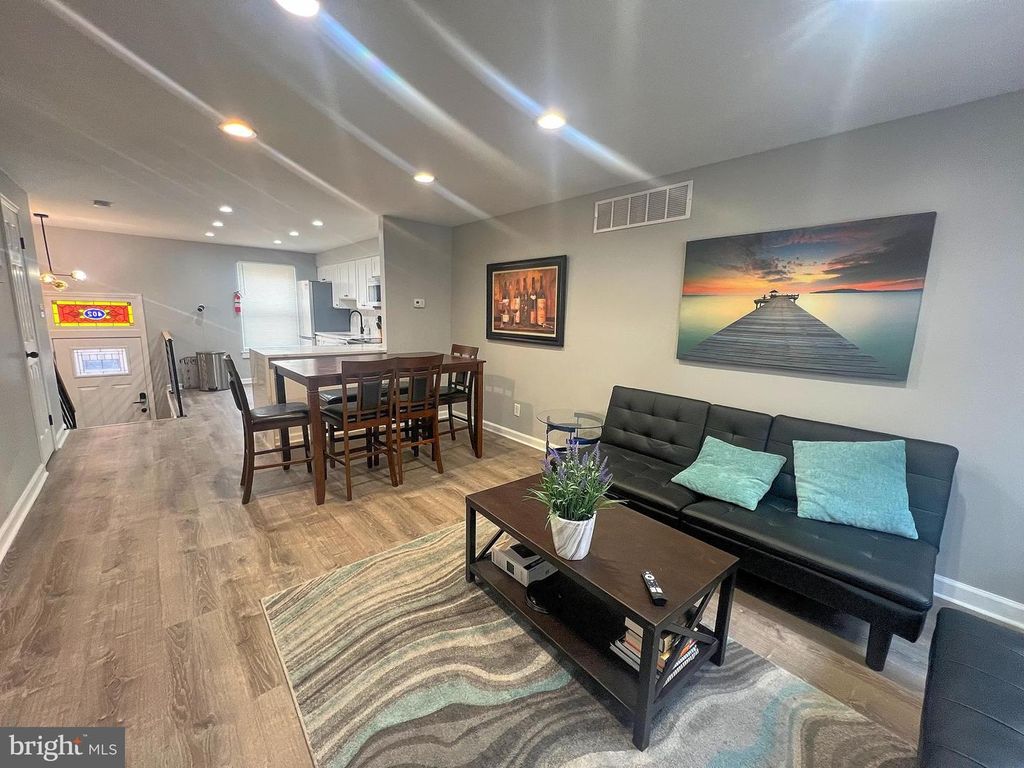 Image 11 of property listing at 402 N CHAPEL ST, Baltimore, MD 21231