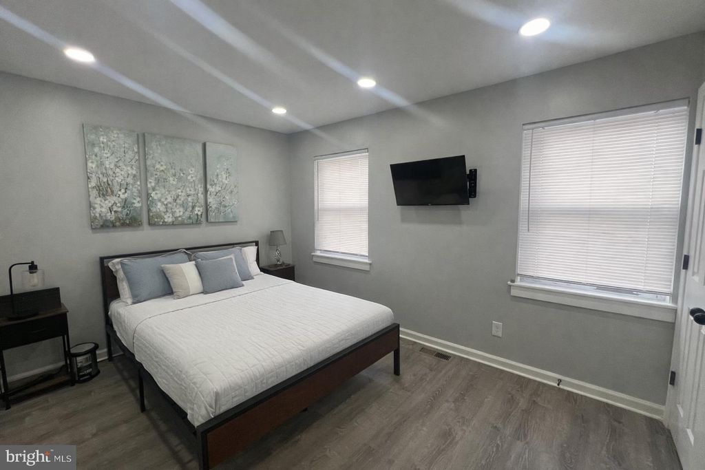 Image 13 of property listing at 402 N CHAPEL ST, Baltimore, MD 21231