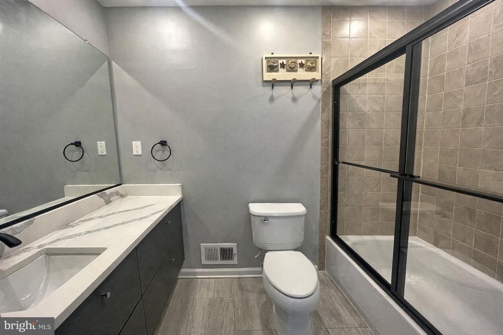 Image 14 of property listing at 402 N CHAPEL ST, Baltimore, MD 21231