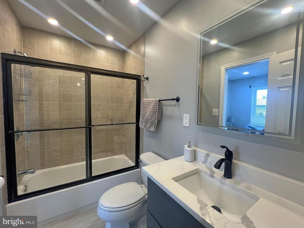 Image 15 of property listing at 402 N CHAPEL ST, Baltimore, MD 21231