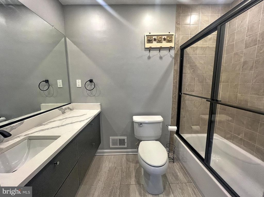 Image 18 of property listing at 402 N CHAPEL ST, Baltimore, MD 21231