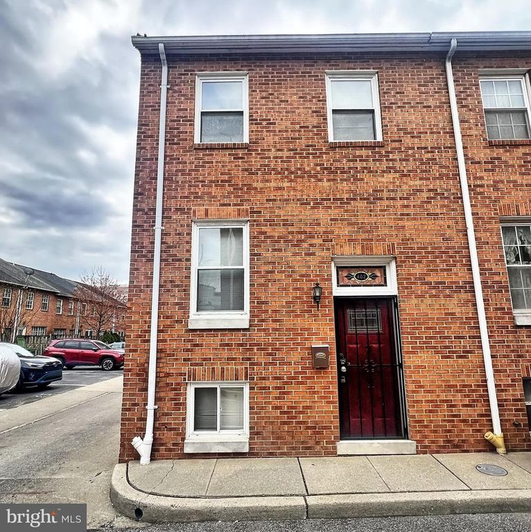 Image 2 of property listing at 402 N CHAPEL ST, Baltimore, MD 21231