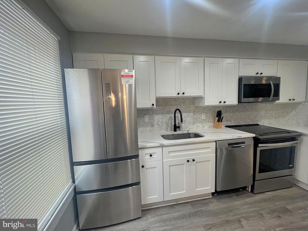 Image 4 of property listing at 402 N CHAPEL ST, Baltimore, MD 21231