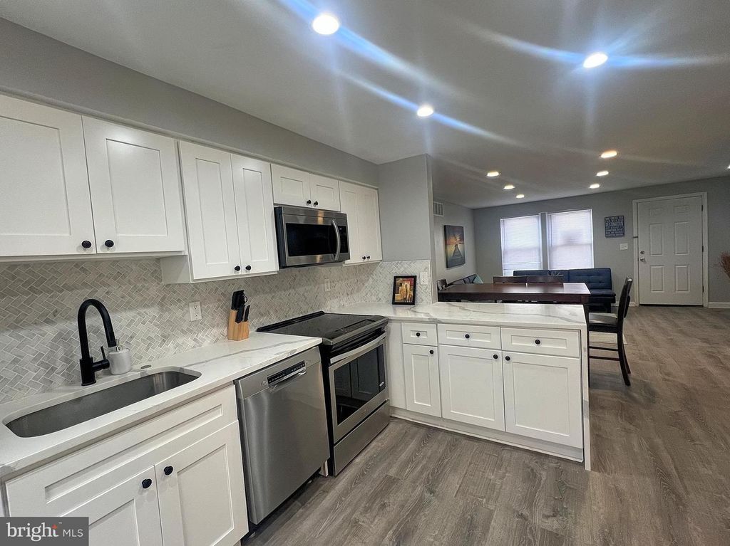 Image 5 of property listing at 402 N CHAPEL ST, Baltimore, MD 21231