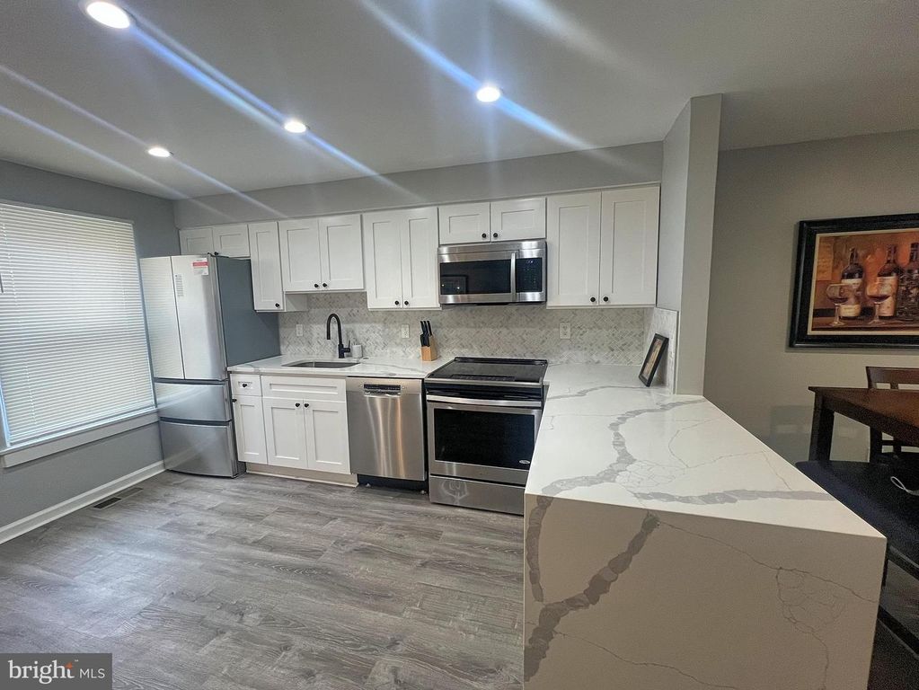 Image 6 of property listing at 402 N CHAPEL ST, Baltimore, MD 21231