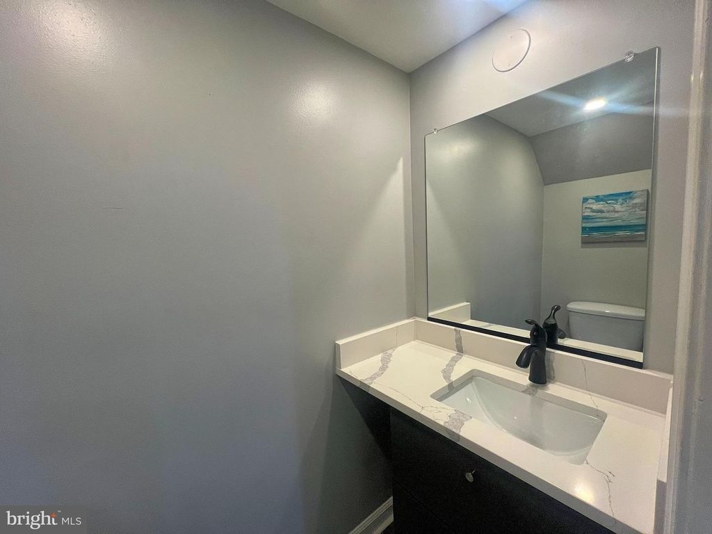 Image 7 of property listing at 402 N CHAPEL ST, Baltimore, MD 21231